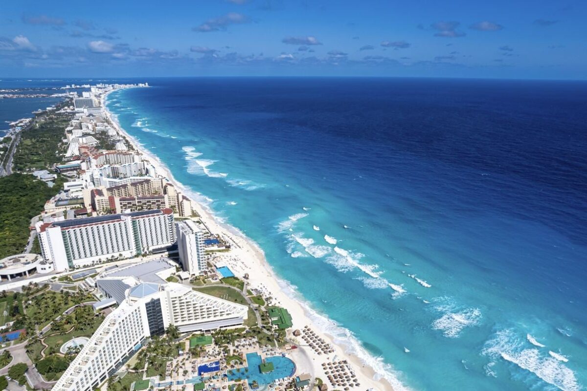 Tourism Twist: Mexico Celebrates Record Visitors, USA Sees Surprising Slowdown