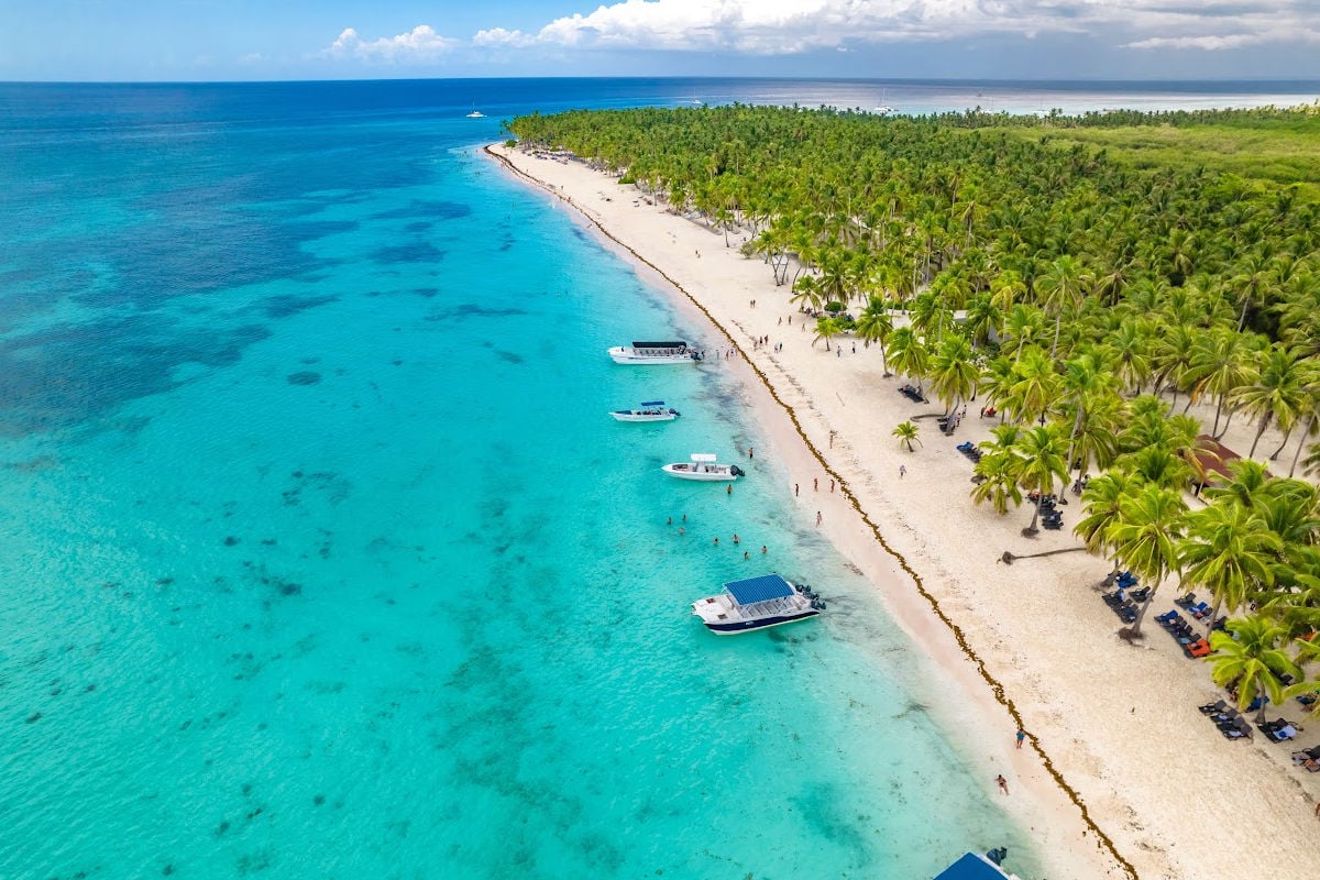 Boats along turquoise shore of La Romana, D.R.
